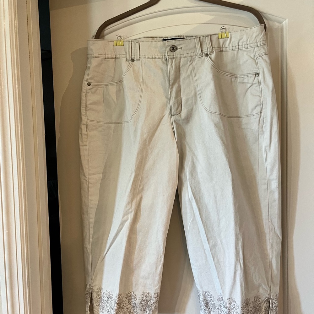 Gloria Vanderbilt embroidered capris.